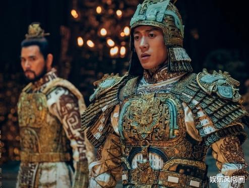 侯雯元钟楚曦恋情曝光!牵手搂腰甜蜜聚餐,网友:没塌房,心碎了