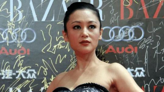 陈红瘦太狠！穿抹胸裙差点挂不住了，难怪身旁的孙红雷都乐开了花