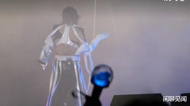 华晨宇|华晨宇演唱会穿绑带装引争议，扭腰摆臀太女生，脸部轮廓又小了