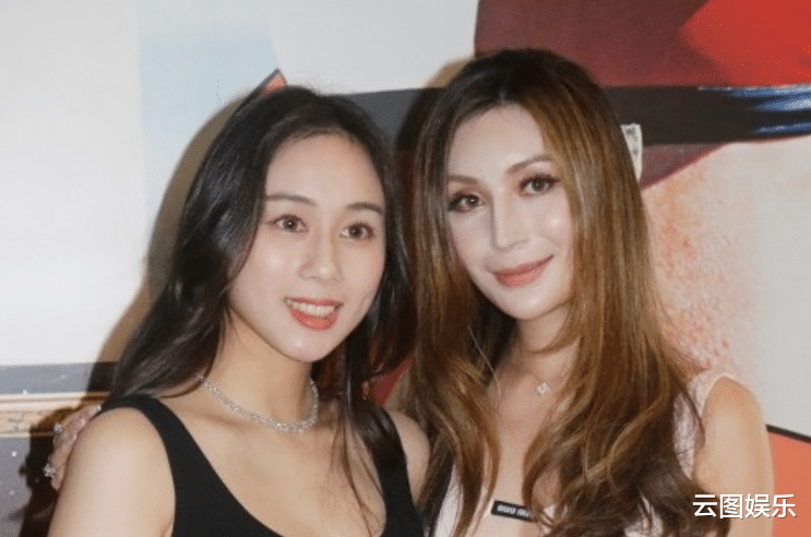 |何超欣与大3岁外甥女同框比美，穿短裙身材好，称在清华大学工作