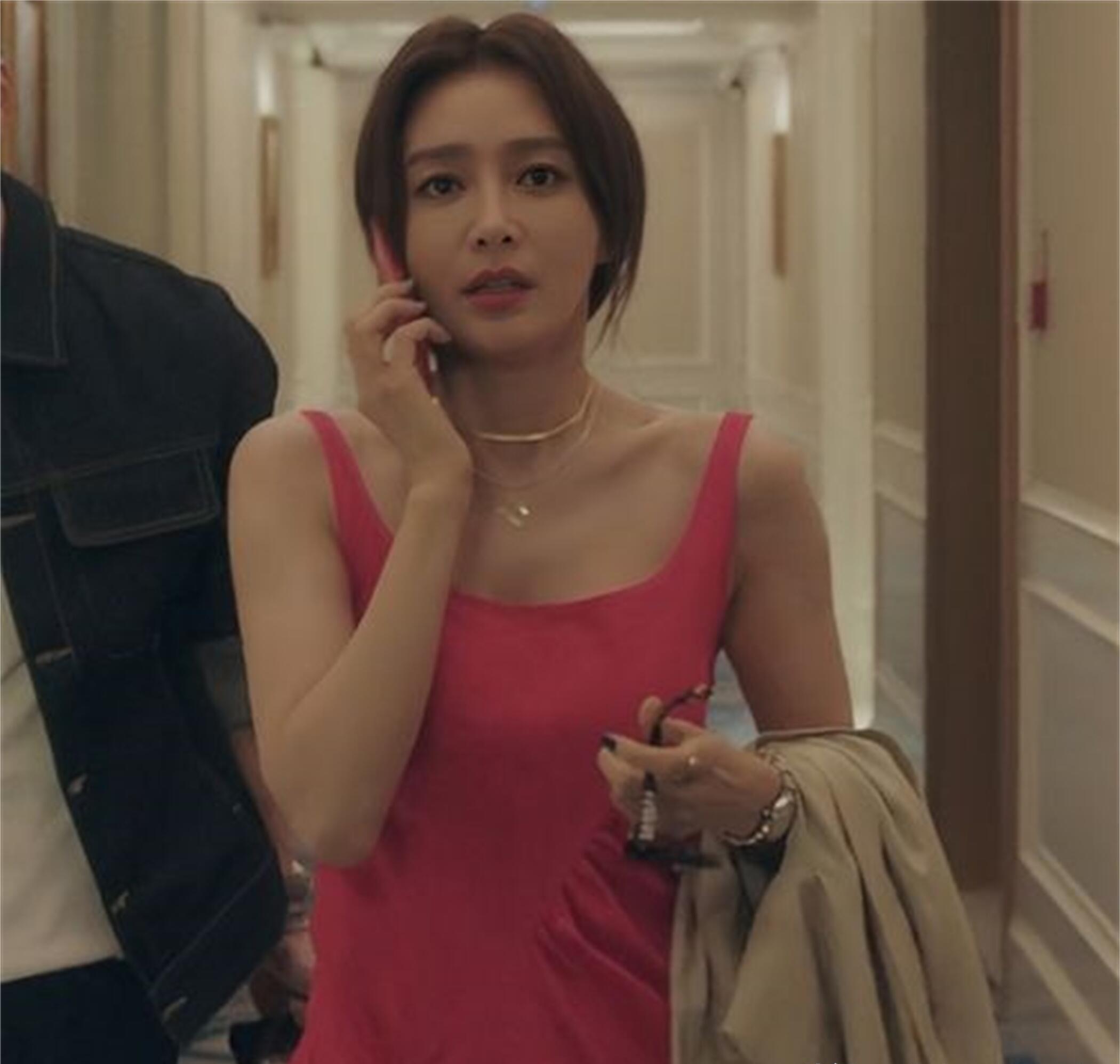 李沁|4位貌美的女明星,当女二浪费,当女一被骂