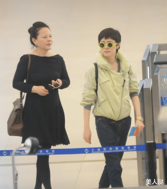 孙俪与妈妈现身机场,妈妈穿小黑裙比女儿气质高级,60多岁状态真好