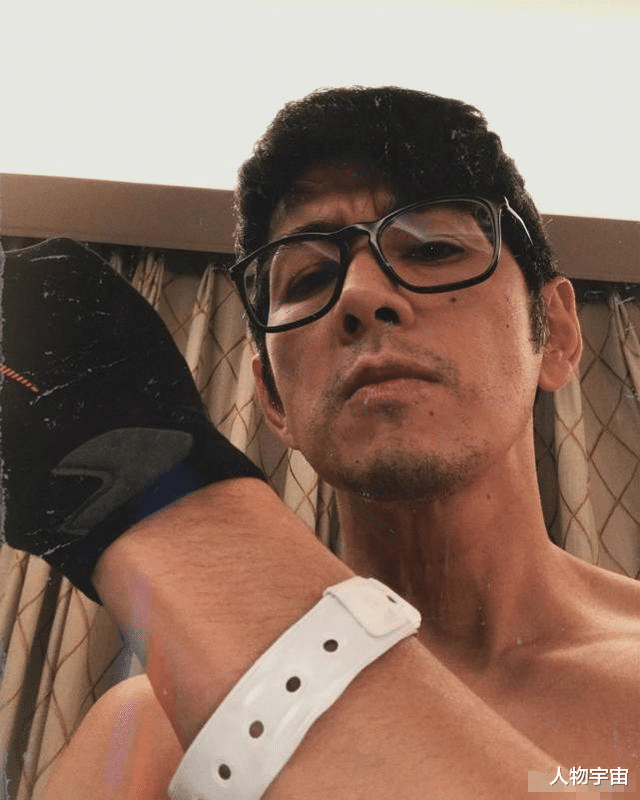 他是无线新5虎之一,姐夫是TVB高层,娶上市老板女,生3孩超级顾家