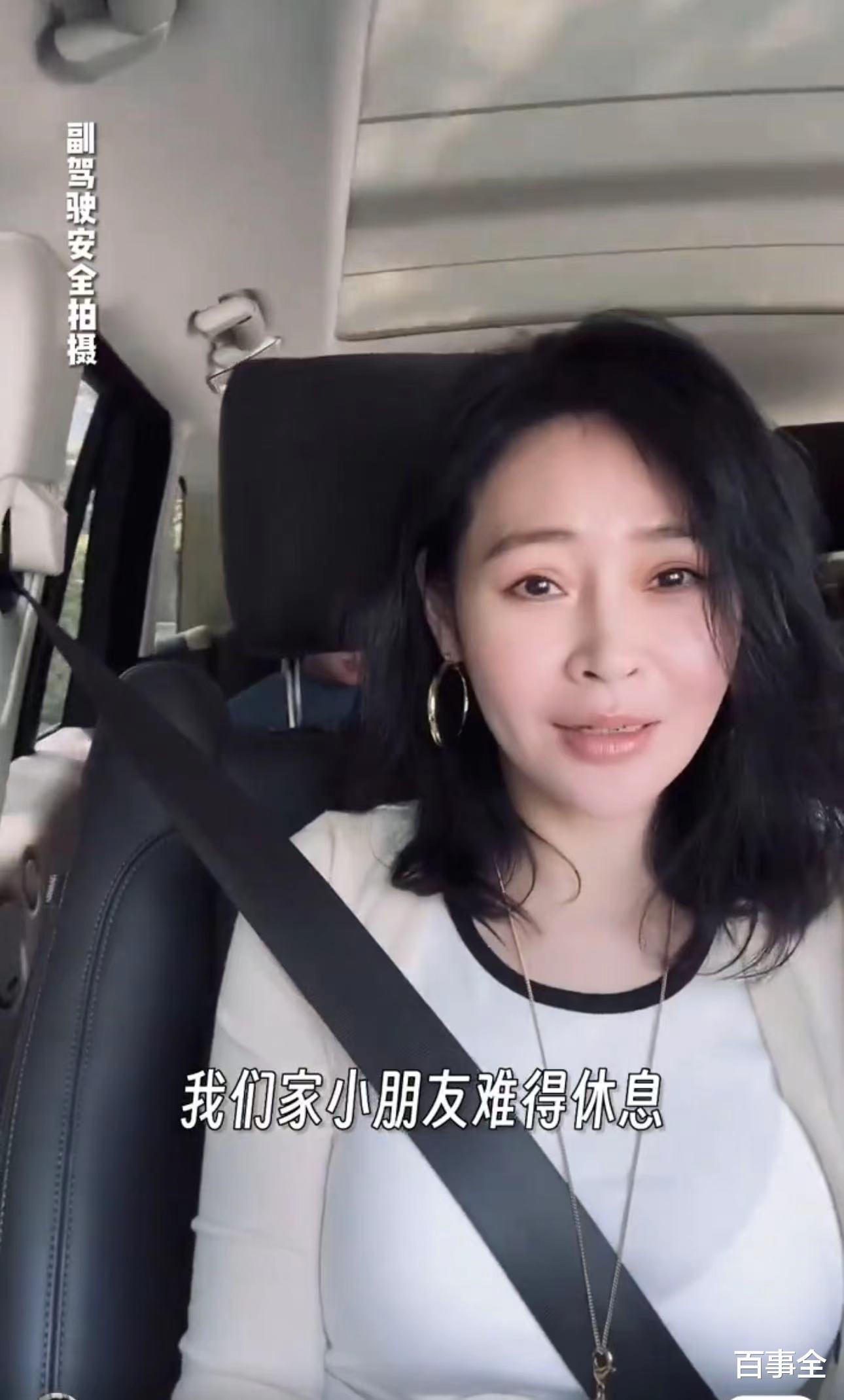 于明加|于明加携一家四口出游!身材丰腴凹凸有致惹人羡,神秘老公罕露面