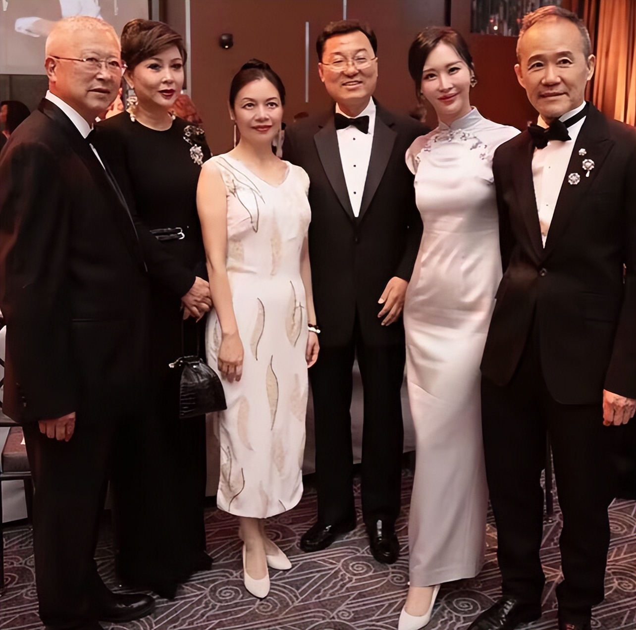 王石夫妇恩爱赴晚宴,田朴珺穿旗袍秀身材,谦卑弯腰与基辛格握手