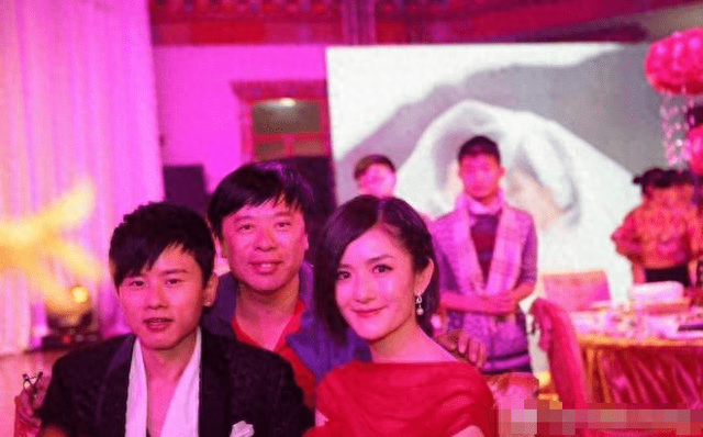 谢娜76岁父亲大摆宴席！高调庆祝从艺50周年，真实身份相当显赫