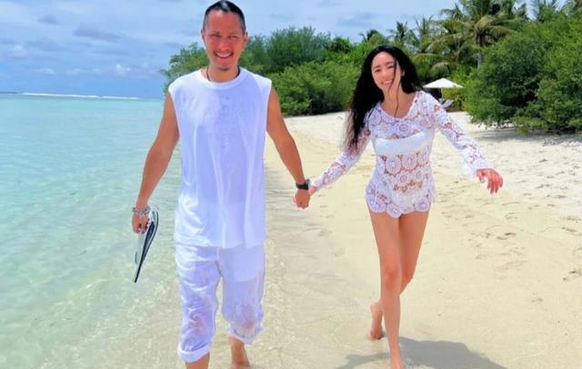 关颖|阔太关颖携一家出国旅游,穿十多年前衬衣低调,女儿大腿引争议