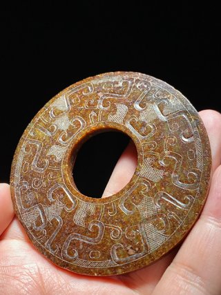 博物馆|明以前 和田玉沁色 龙纹玉璧