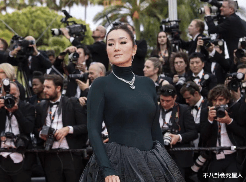 看了57岁巩俐的近照,才知道美人不在骨也不在皮,而是在“魂”
