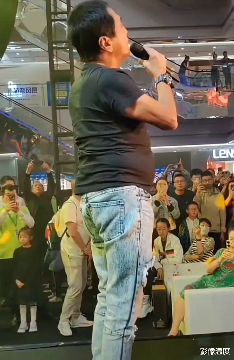 63岁齐秦兰州商演曝光：穿破洞牛仔挺大肚卖力演唱，商场几乎被挤爆