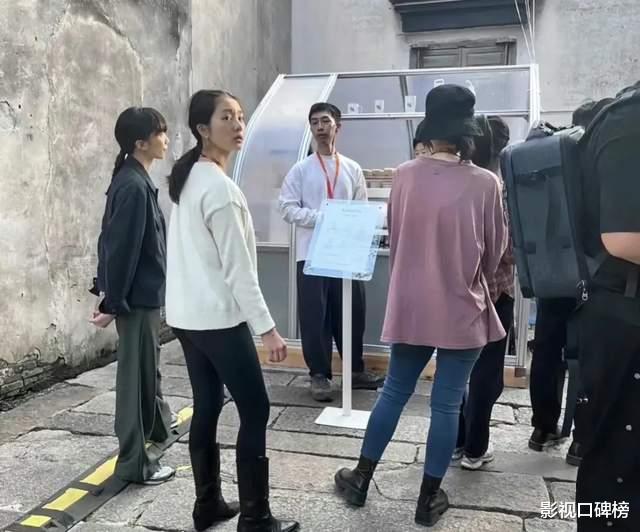 黄多多回国参加戏剧节，穿着与留学时大不同，还在为混娱乐圈铺路