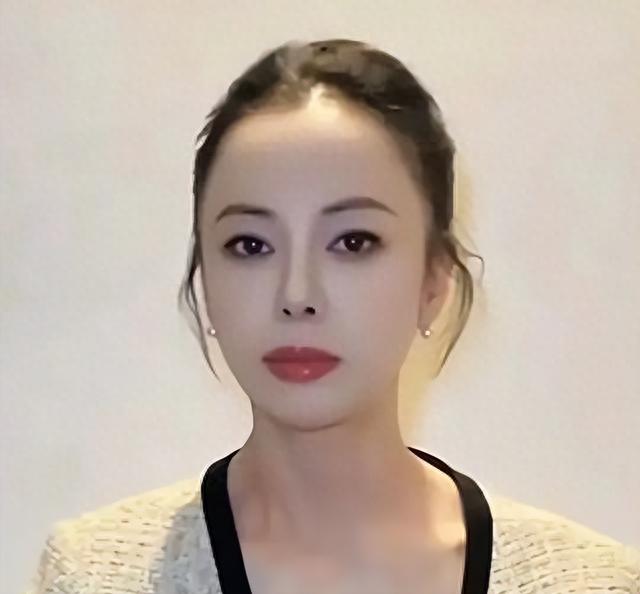 知名演员又被吐槽！！晒视频美颜开太大像吉娜！露牙才能认出来