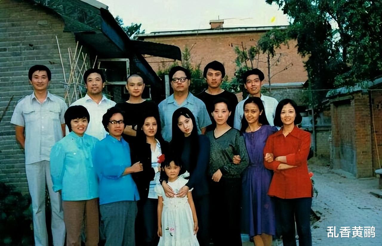 陈晓旭算不算顶级大美女？看看她和红楼20位演员的合影，就知道了