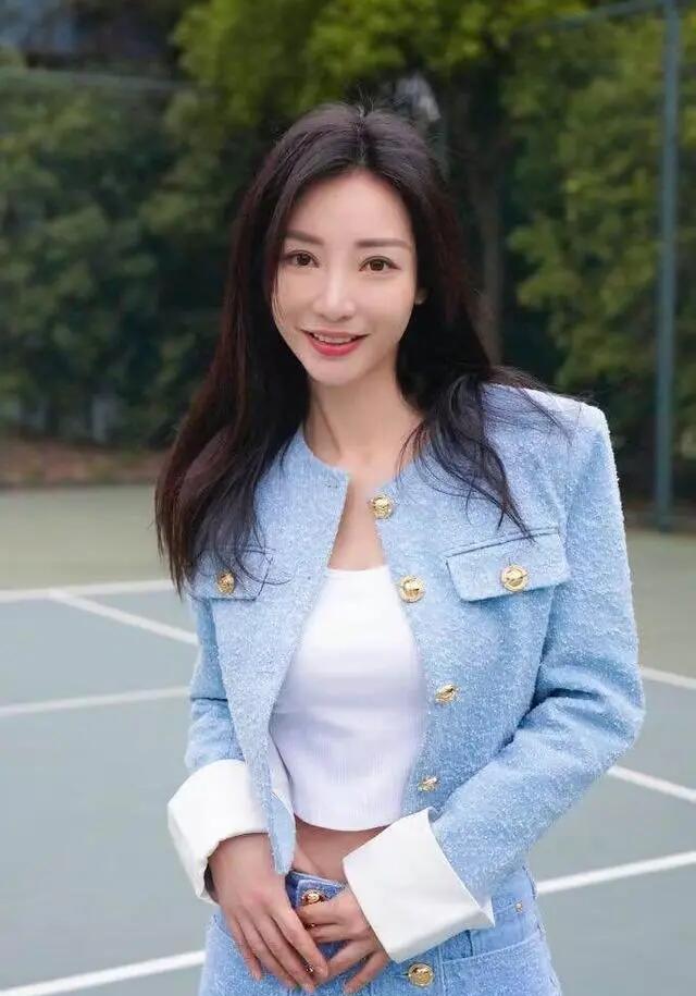 穿衣搭配|柳岩带火了一种穿搭叫“上面去约会,下面去上班”,真显瘦!