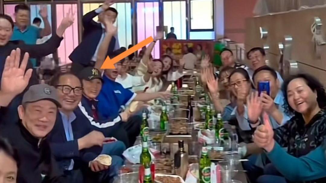 吴琼|国家一级女演员现身淄博，喝酒吃烧烤用手擦嘴，主动拼桌接地气