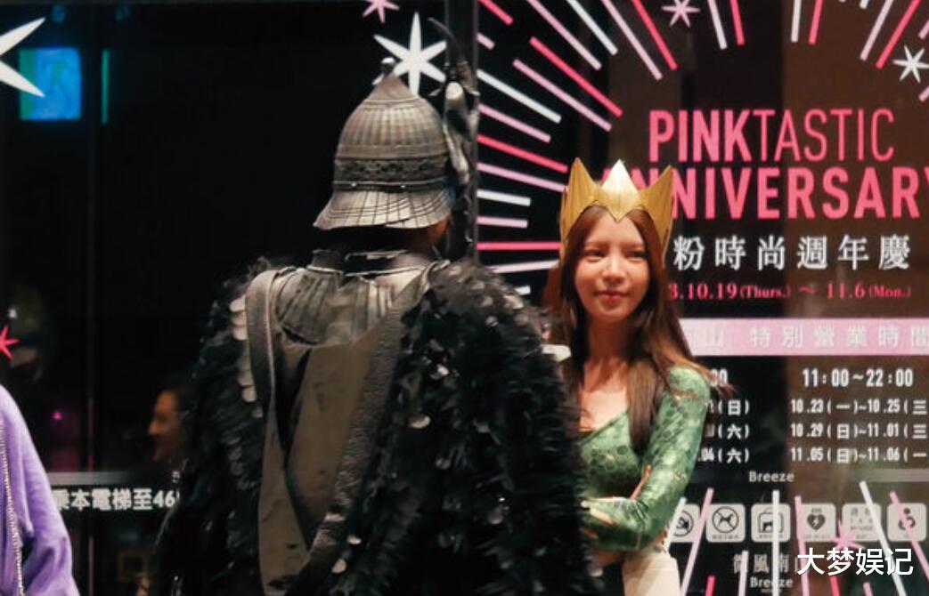 直击王大陆“路边大胆缠”新欢!新欢神似许玮甯,亲密举动全被拍