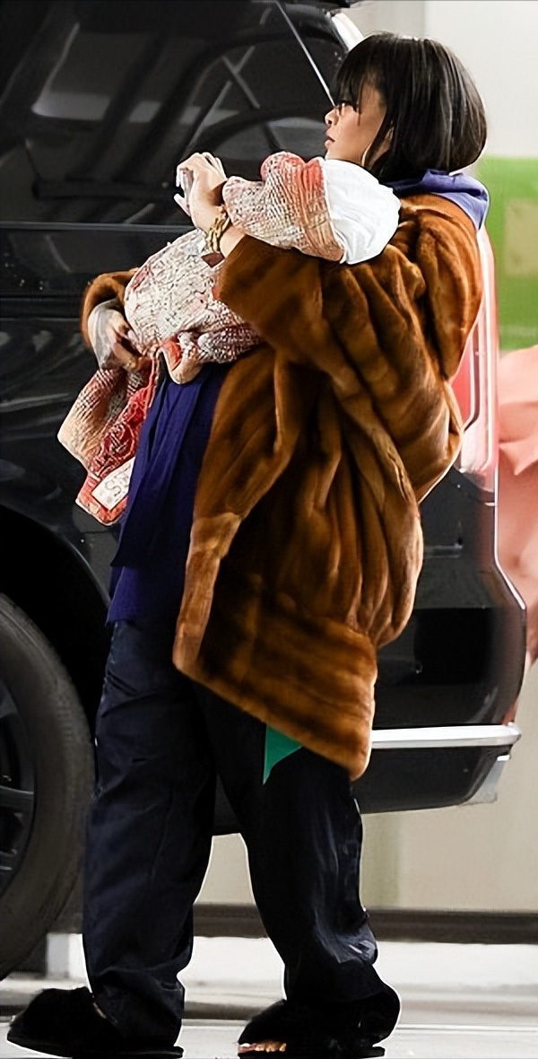 蕾哈娜 蕾哈娜太猛!挺着6个月二胎孕肚还抱着大儿子亮相,换新发型太纯