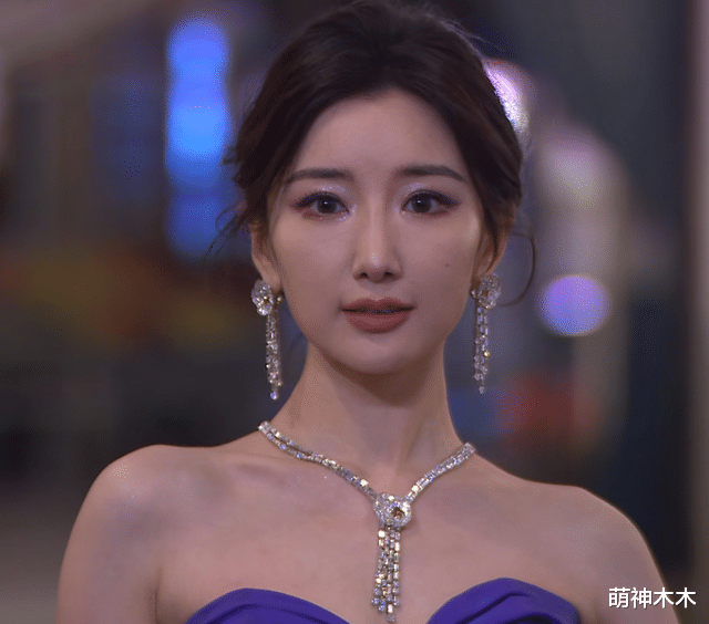 GQ盛典红毯生图来了!杨幂脸变圆润状态回春,杨紫瘦出下颌线