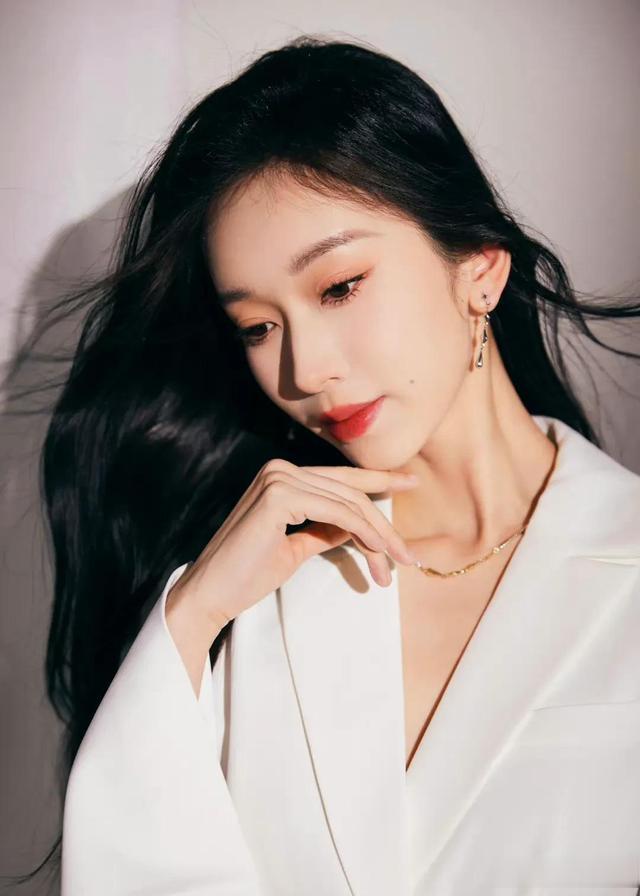 迪丽热巴|3月4日迪丽热巴黑西装造型气场全开，张天爱虞书欣抹胸裙性感迷人