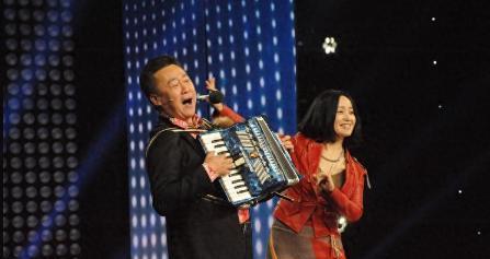 她连上4次春晚，和恩师同居怀孕，被骗流产，51岁孑然一身还未婚