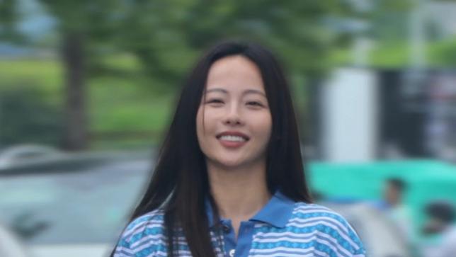 张嘉倪现身街头拍写真，穿老头衫皮肤黝黑似路人，买超携美女嗨玩