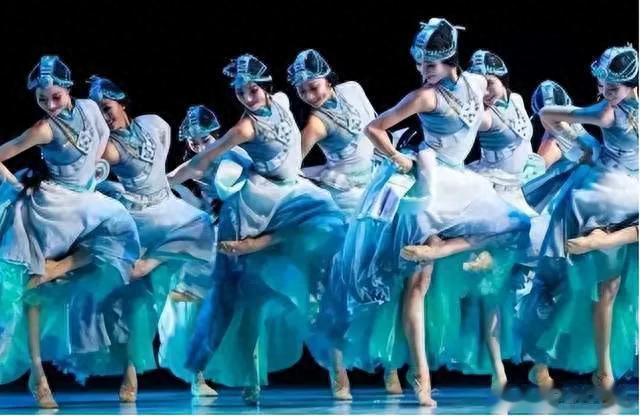 许家印的恒大歌舞团的女演员们的名场面【5】看图写话