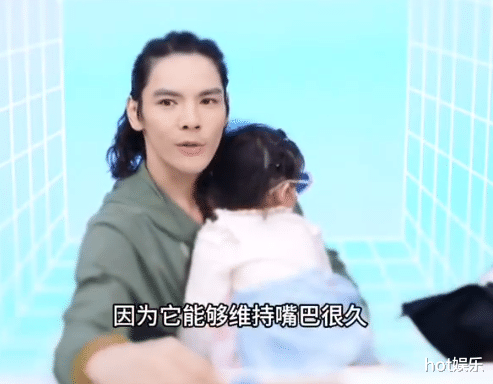 郭碧婷深夜探班，向佐直播被警告，女儿小奶黄缠着只要爸爸抱