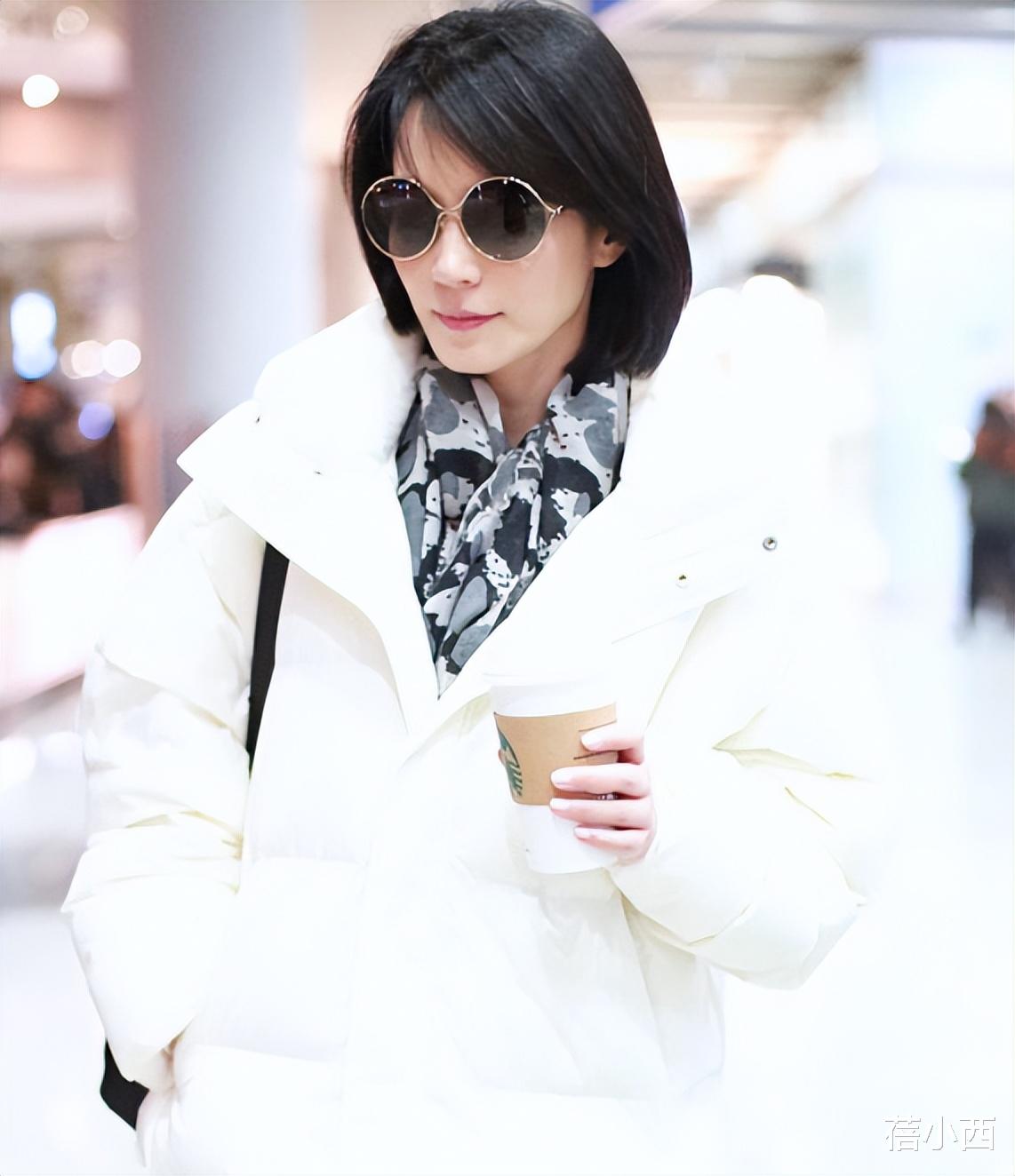 53岁俞飞鸿带火了一种新穿法:白色羽绒服+打底裤,减龄又时髦