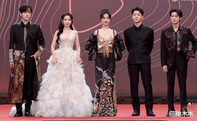 星光大赏红毯好炸裂!摔跤流鼻血,撞衫踩裙子,明星现场太拼了