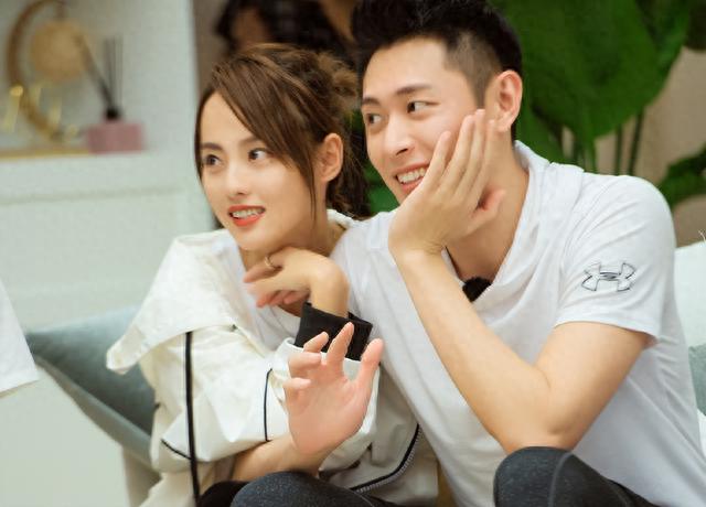 这一次，36岁靠美貌翻身的张嘉倪，撕开了买超最后的“遮羞布”