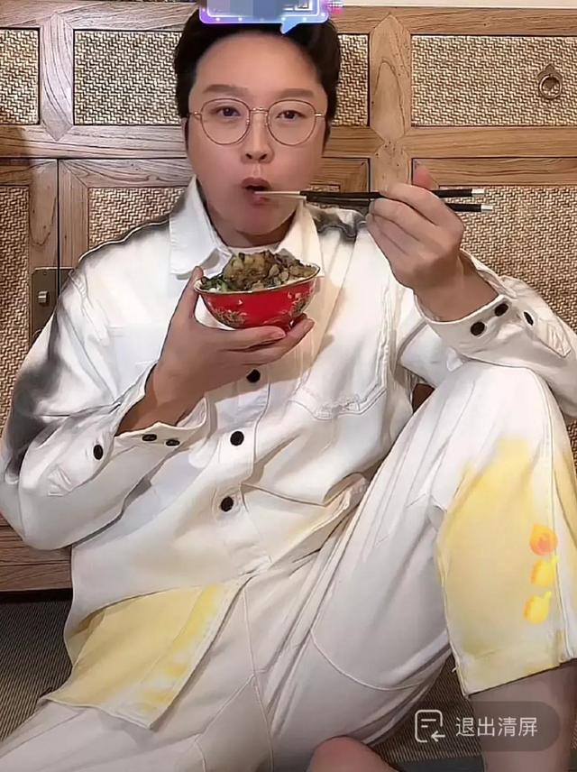 李玉刚|44岁李玉刚端着饭碗直播，吃饭时不断吧唧嘴，被网友吐槽没规矩