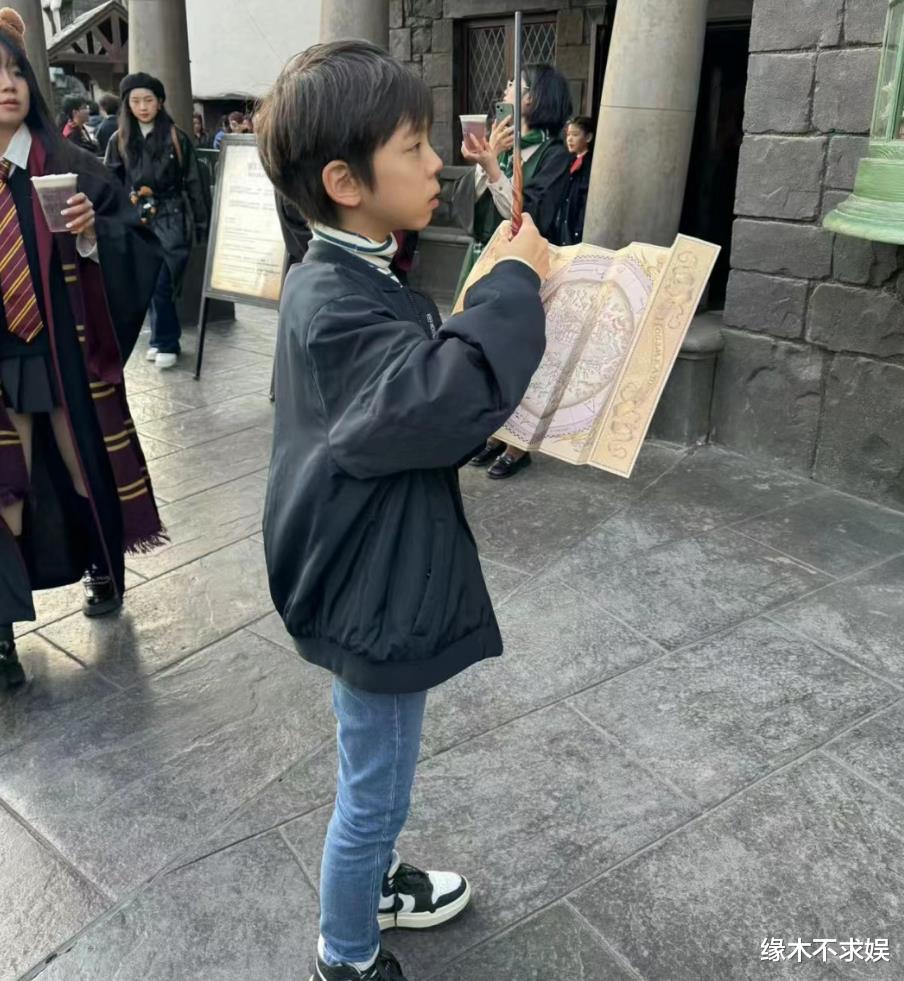 霍思燕携儿女游环球影城，10岁嗯哼越变越帅，3岁女儿酷似霍思燕