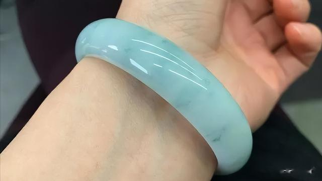 龙凤呈祥金饭碗|翡翠手镯戴了两年，是否还有价值