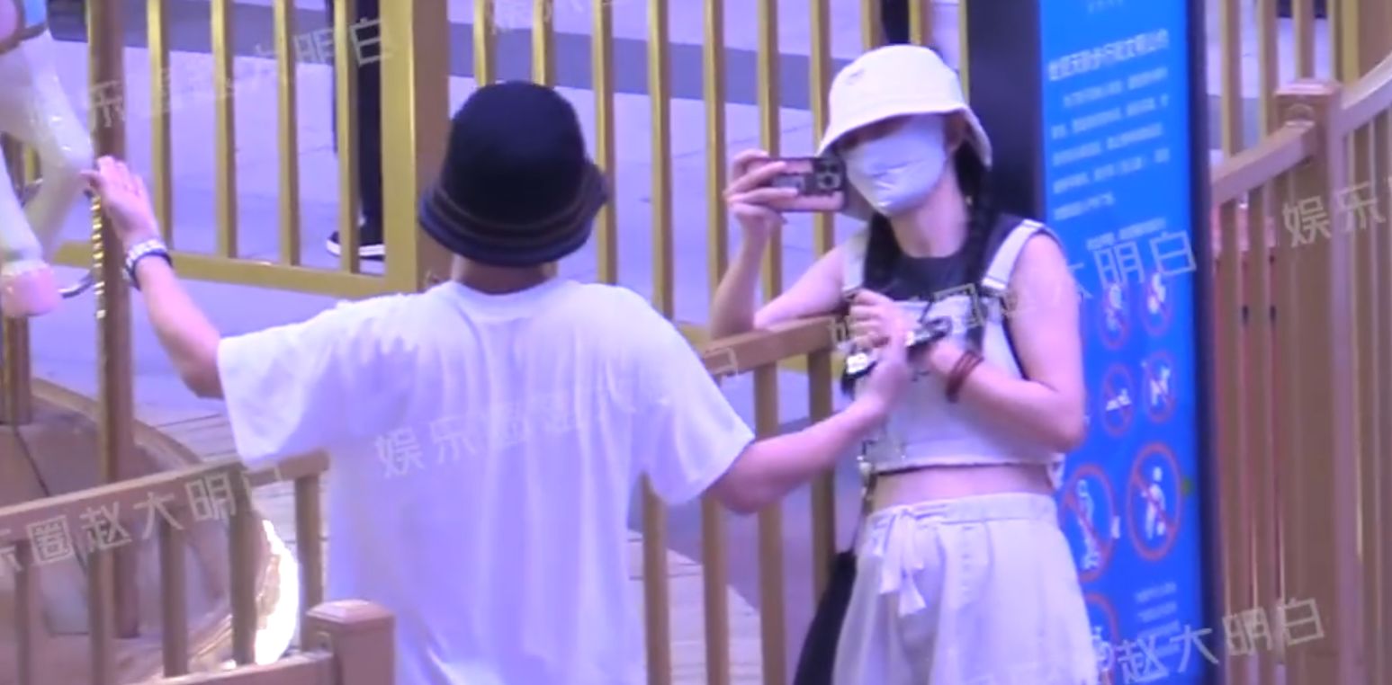 谢娜夫妻带娃去游乐园!张杰抱女儿骑肩膀,谢娜追着老公女儿拍照