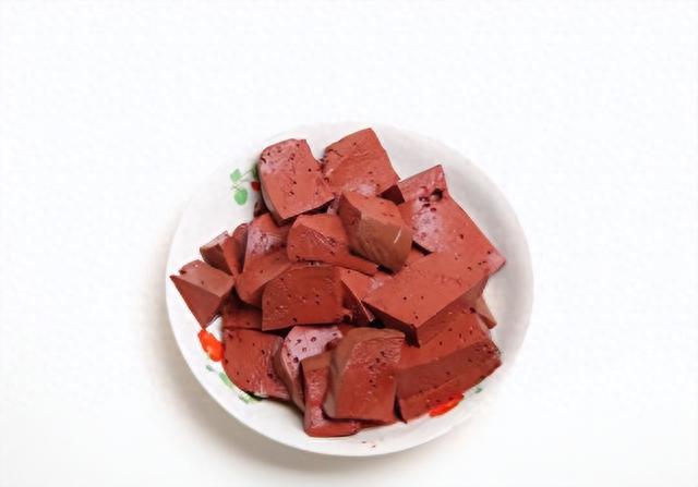 吃了猪血后大便发黑,是肺在排毒?还是身体有问题?医生说出答案