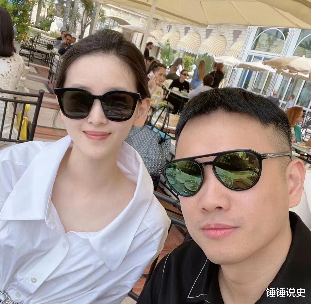 章泽天二胎首度曝光，疑似双胞胎，俩娃穿得一模一样快满周岁