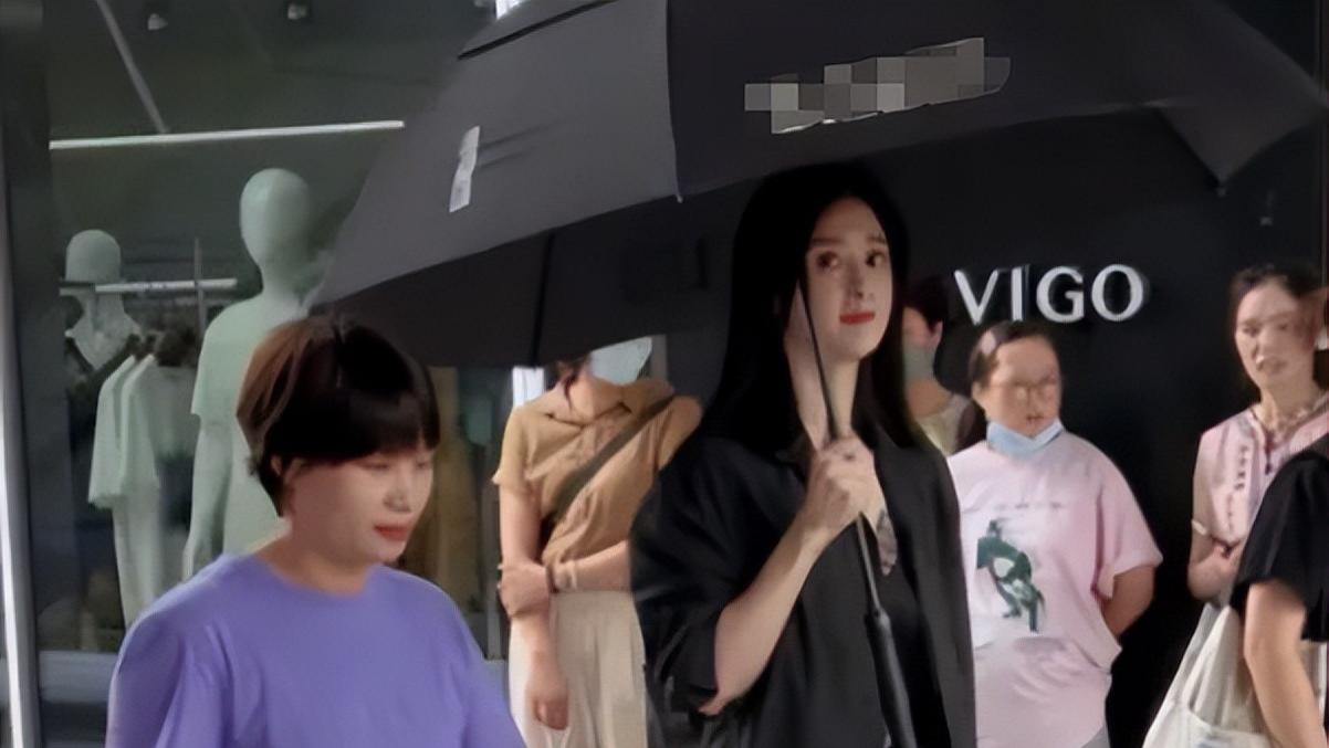 蒋欣太古里被偶遇，穿黑衣双腿又细又长，全程自己撑伞被赞接地气