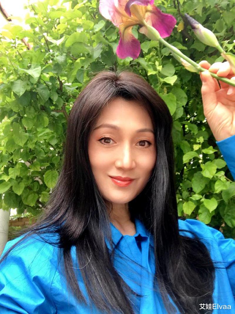 看到57岁都不老的林芳兵，才明白：中年女人，发型和穿衣决定气质