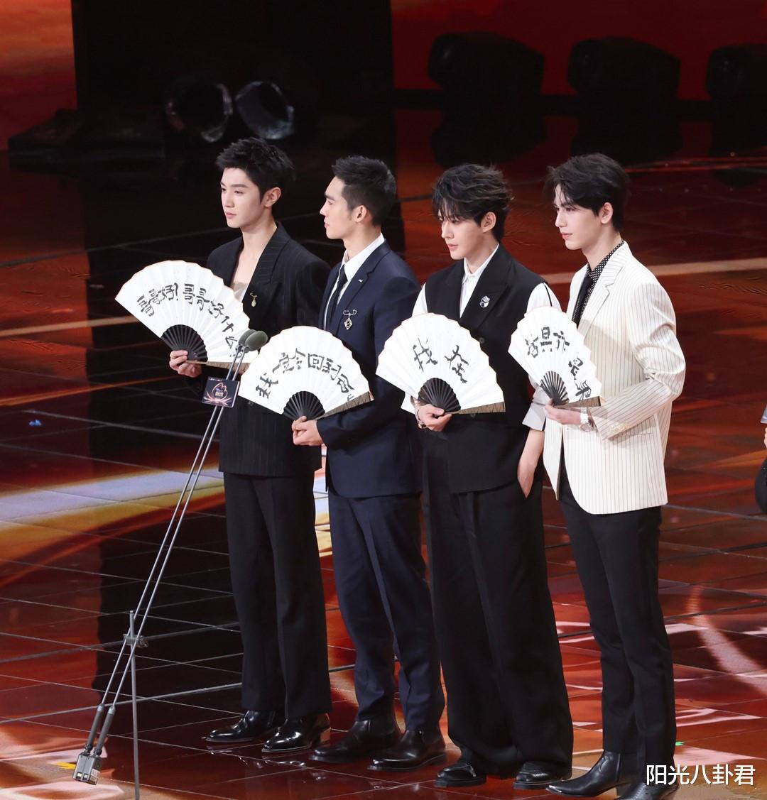 穿高跟、垫肩膀、假肌肉,男明星为显身材频闹笑话,还有男人味吗