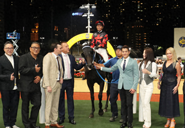 58岁郭富城与小21岁娇妻激动相拥!感谢老婆旺夫,喜提97万元奖金