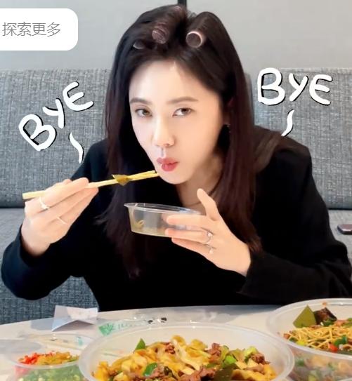 秋瓷炫|秋瓷炫晒录制《浪姐4》吃饭花絮，卷发造型像包租婆，手戴4个戒指！