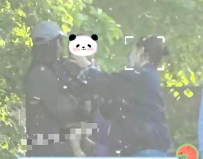 白百何张思麟带娃出行，张思麟抱娃不撒手，白百何耐心给娃擦口水