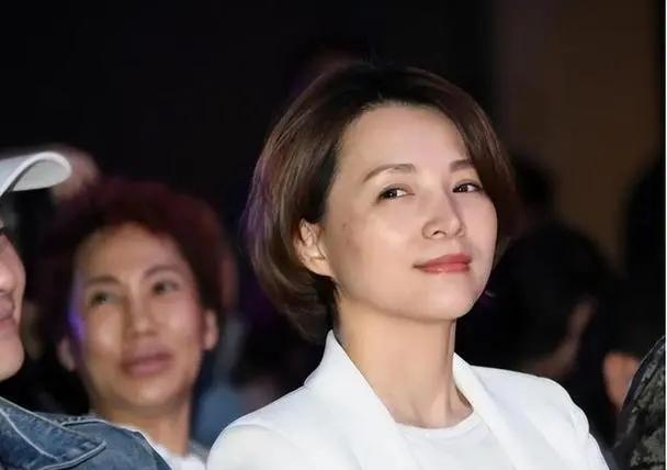 57岁戏骨全家定居在美国，拿着在中国赚的钱住豪宅，还大赞国外风景