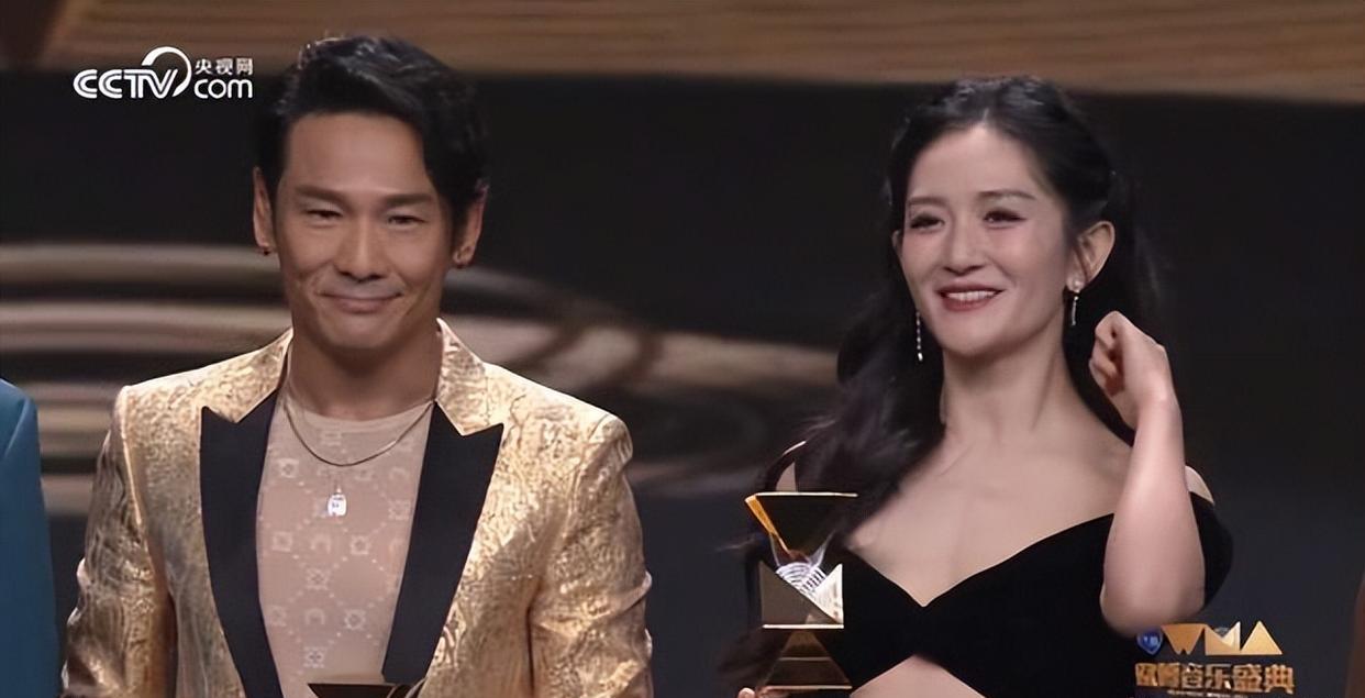 久违的音乐晚会，周笔畅又乱穿，谢娜跳脱放飞，周深深情有魅力