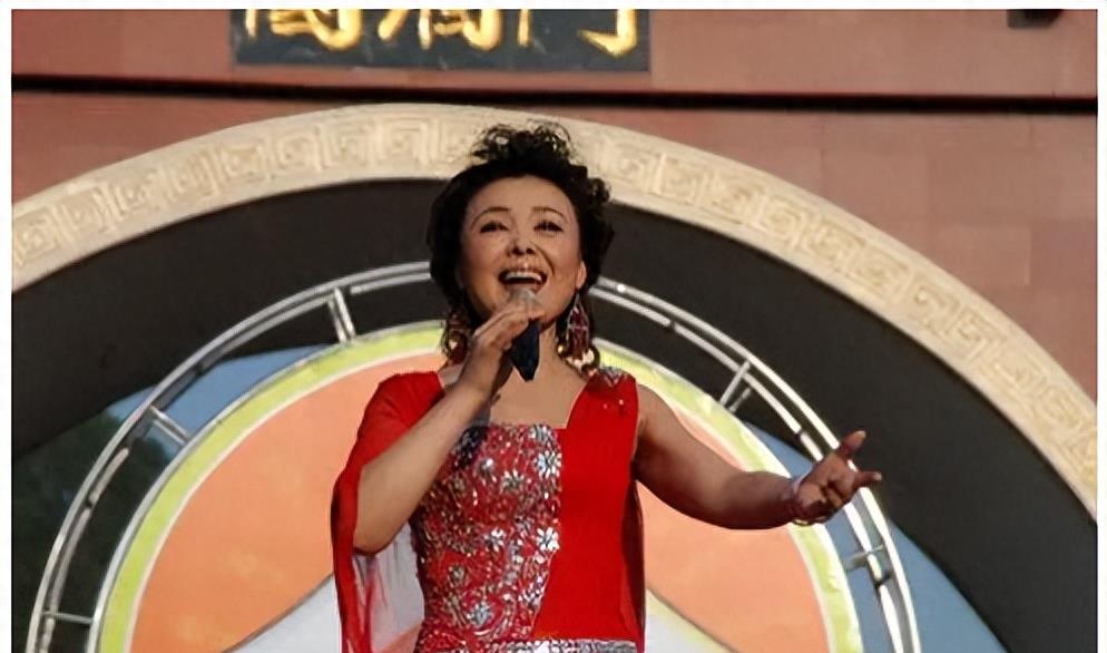 80年代央视最红主持人，退休后患上精神疾病，如今70岁的她如何了