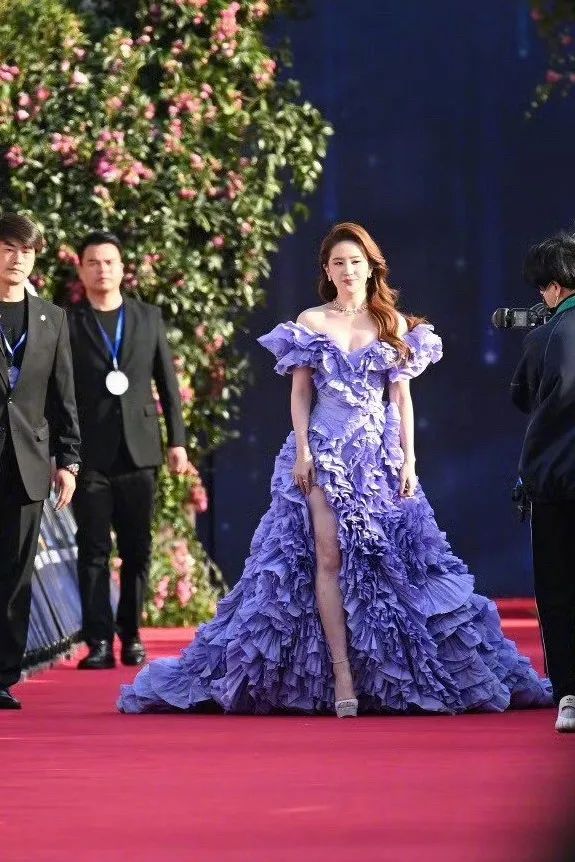 39岁和36岁差别能有多大？看到刘亦菲和张靓颖的那一刻，我彻底明白了！