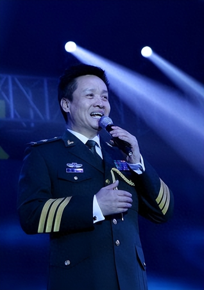 66岁阎维文:穿“天价”衣服,开班“圈钱”,评论区“已沦陷”