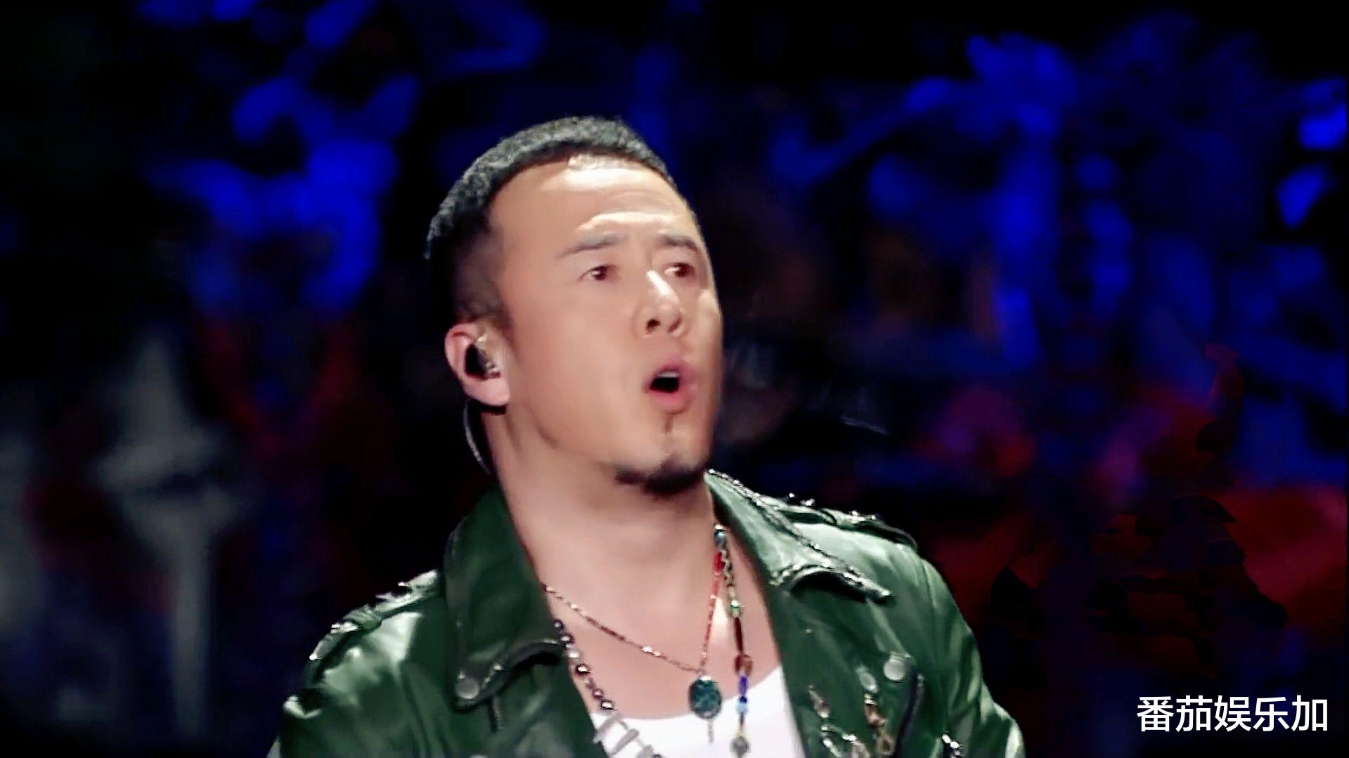 触目惊心！知名歌手杨坤被打，鼻青眼肿满脸血，看完评论我笑了