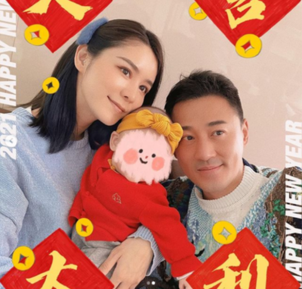 郑恺苗苗带女儿和张馨月母女聚餐，林峯女儿五官立体，姐妹比喝奶
