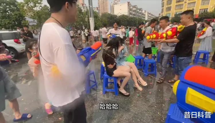 饮食|生理期被撕雨衣泼隐秘部位,泼水节变流氓节,人若恶俗不分男女